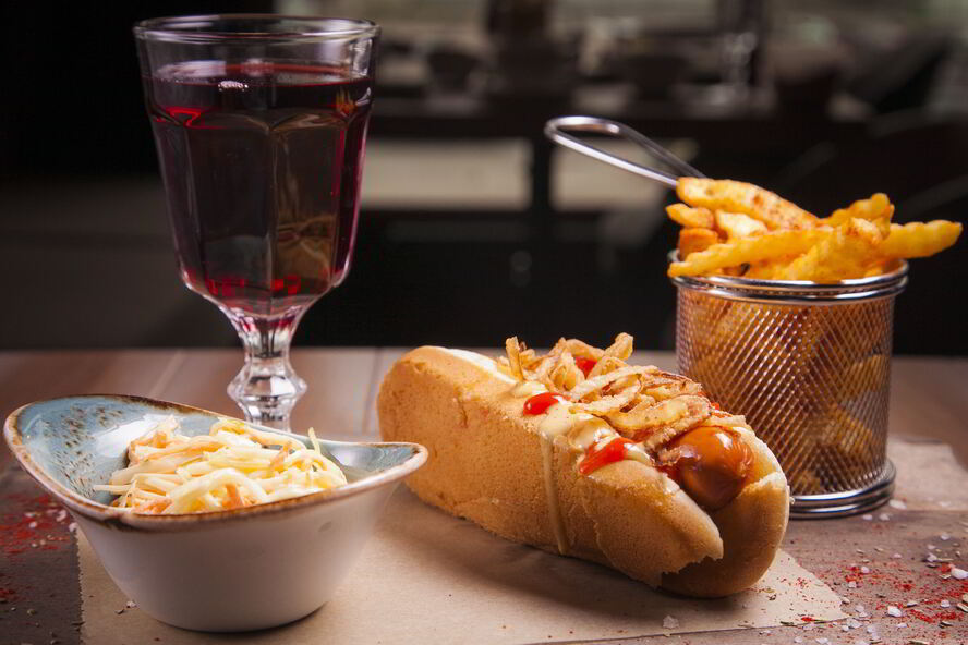 Рецепт хот-дога лакки лучано с салатом коул слоу и луком фри