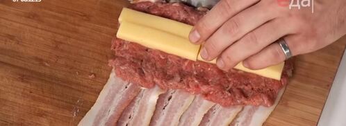 хот-дог с беконом и луком фри. Шаг 3