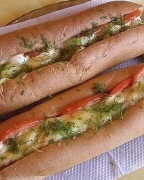 Хот-дог с огурцом по-домашнему