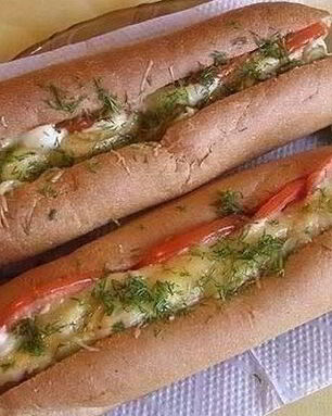 Хот-дог с огурцом по-домашнему