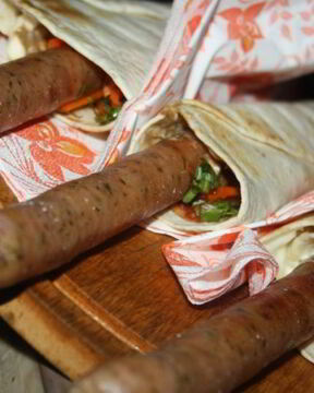 Хот-доги в пите с тирольскими колбасками на мангале