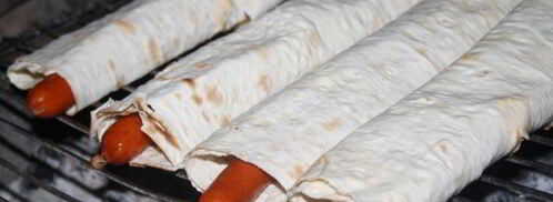 хотдоги с венгерскими колбасками в лаваше на мангале. Шаг 6