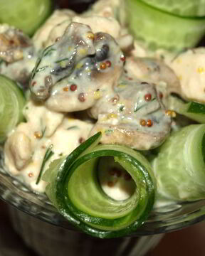 Коктейль из куриной грудки, шампиньонов и огурцов