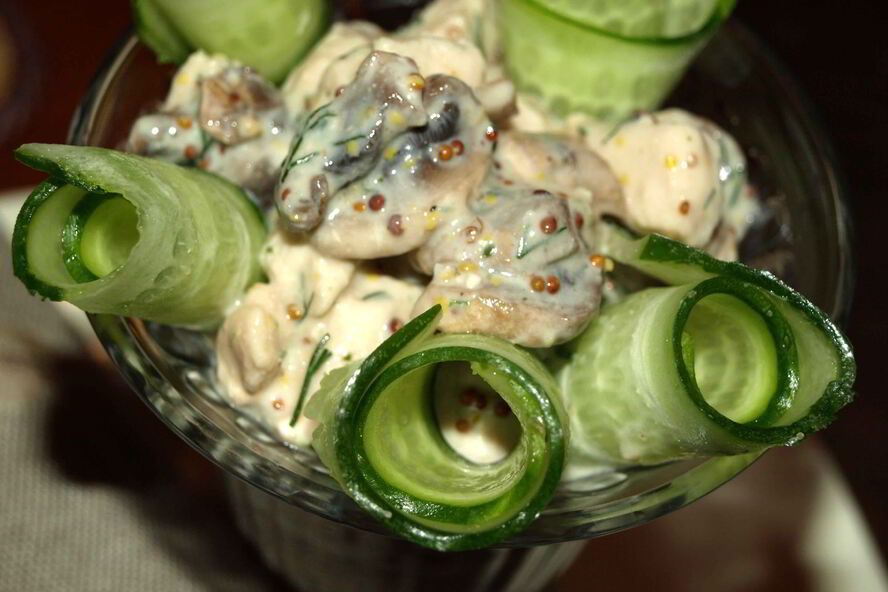 Рецепт коктейля из куриной грудки, шампиньонов и огурцов