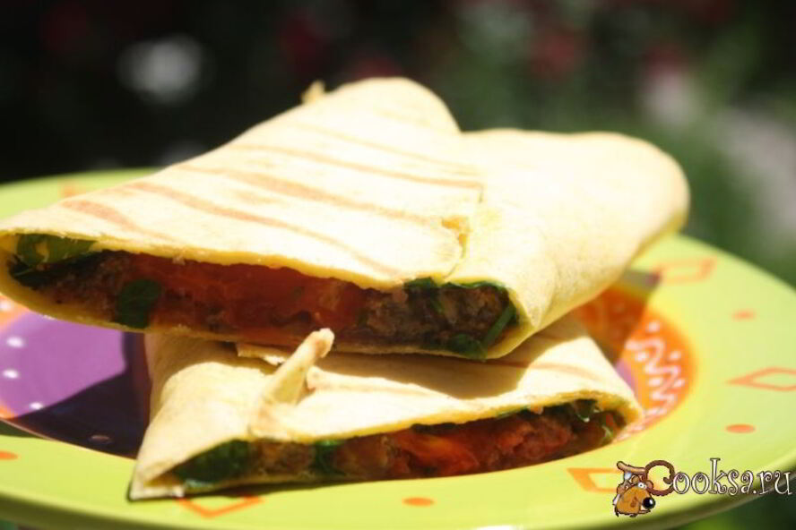 Рецепт кукурузной тортильи с начинкой из говяжьего фарша, помидора, сыра и свежей зелени