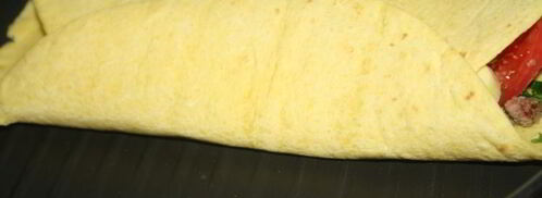 кукурузная тортилья с начинкой из говяжьего фарша, помидора, сыра и свежей зелени. Шаг 8