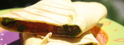 кукурузная тортилья с начинкой из говяжьего фарша, помидора, сыра и свежей зелени. Шаг 10