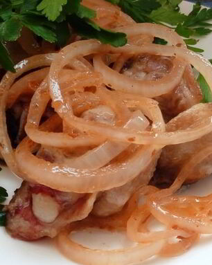 Маринованный лук с аджикой и пряностями