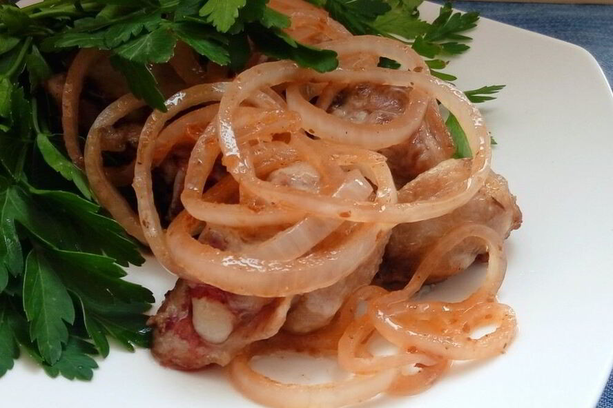 Рецепт маринованного лука с аджикой и пряностями