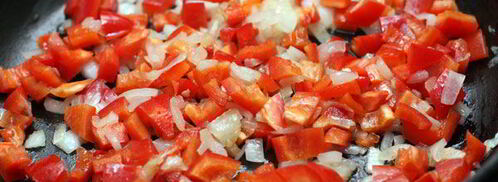 миш-маш из поджаренных яиц, брынзы, свежего перца и специй. Шаг 3