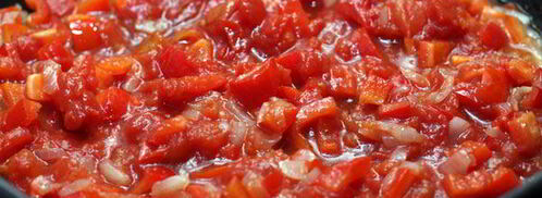 миш-маш из поджаренных яиц, брынзы, свежего перца и специй. Шаг 4