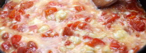 миш-маш из поджаренных яиц, брынзы, свежего перца и специй. Шаг 7