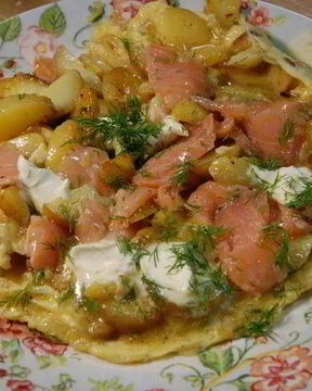Испанский омлет с картофелем, семгой и укропом