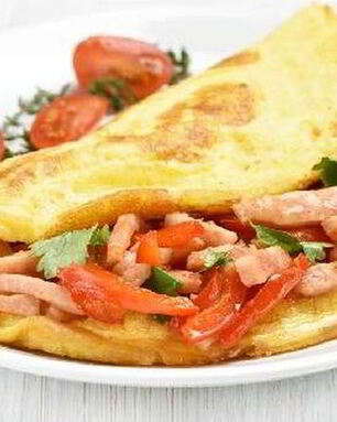 Нежный омлет с ветчиной и помидорами