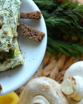 Омлет на сметане с шампиньонами и кабачками