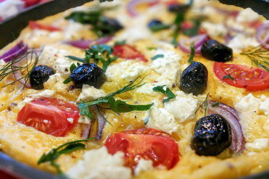 Рецепт омлета по мотивам греческого салата