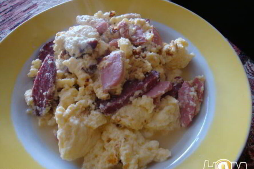 Рецепт омлета с колбасой и сыром