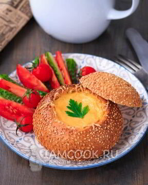 Омлет с колбасой в булочке