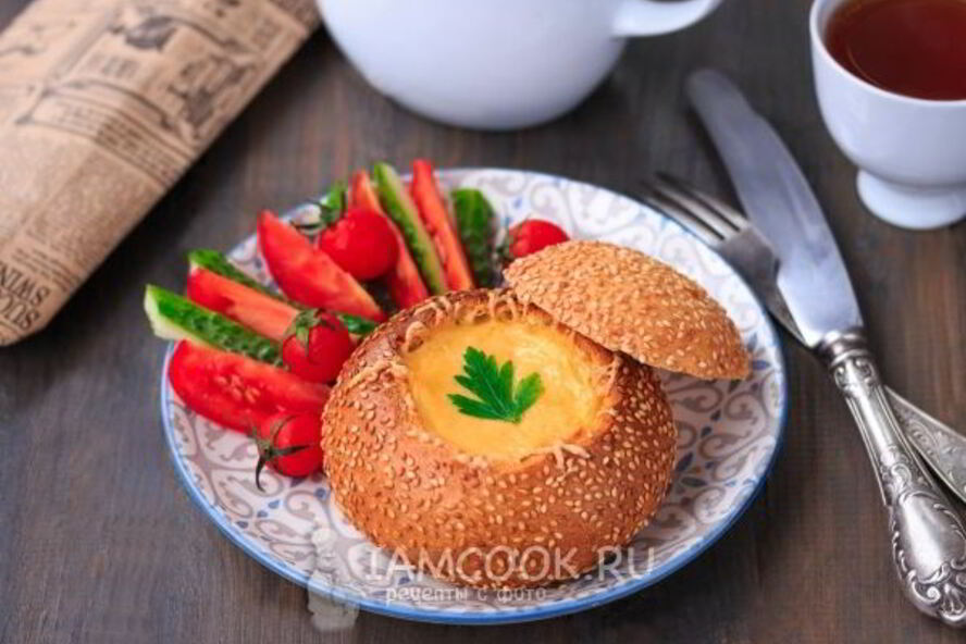 Рецепт омлета с колбасой в булочке