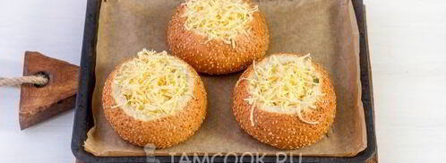 омлет с колбасой в булочке. Шаг 10