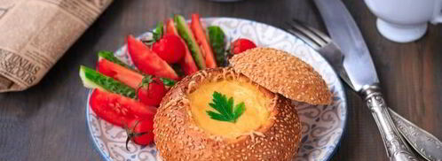 омлет с колбасой в булочке. Шаг 12