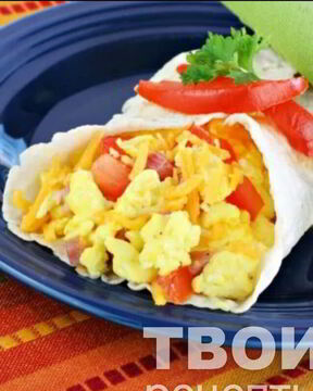 Омлет с сыром, ветчиной и помидорами в лаваше