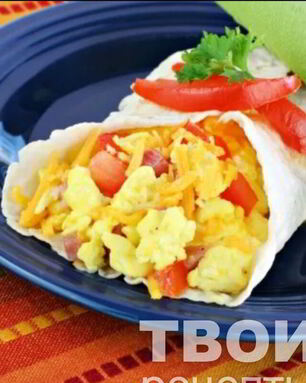 Омлет с сыром, ветчиной и помидорами в лаваше