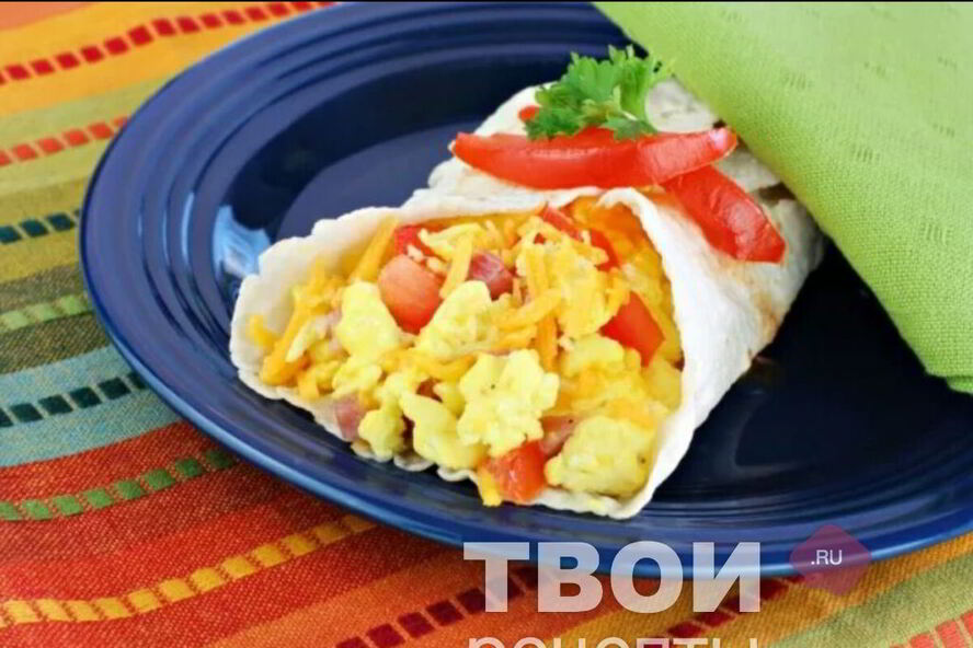 Рецепт омлета с сыром, ветчиной и помидорами в лаваше