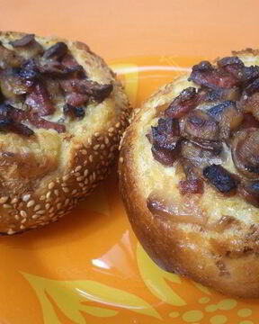 Омлет в булочке с шампиньонами и колбаской