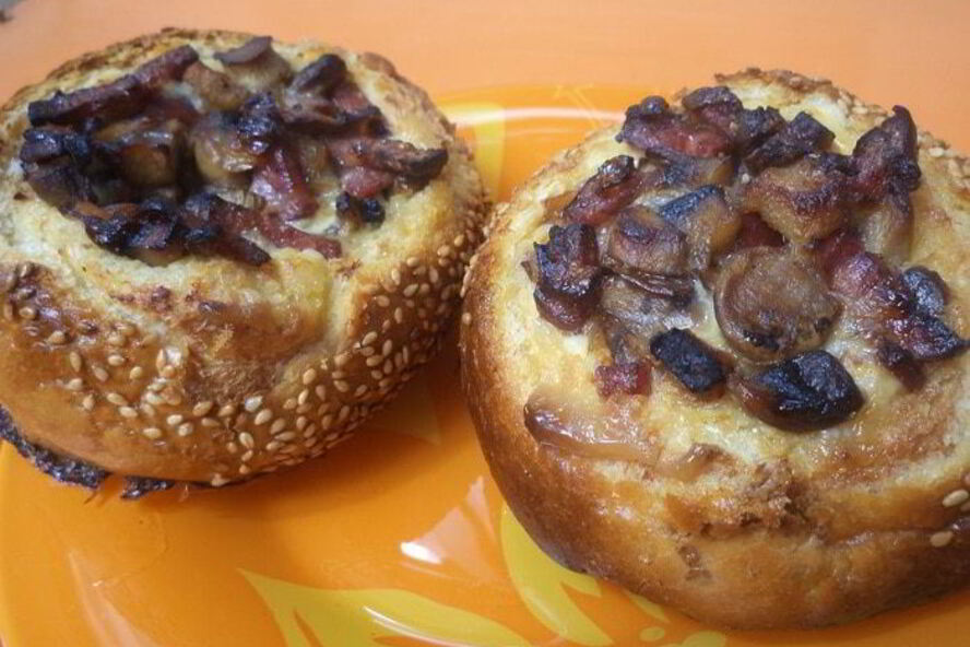 Рецепт омлета в булочке с шампиньонами и колбаской