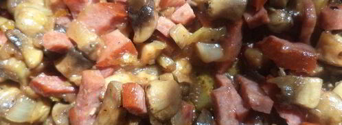 омлет в булочке с шампиньонами и колбаской. Шаг 3