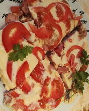 Простой омлет с сосисками и помидорами