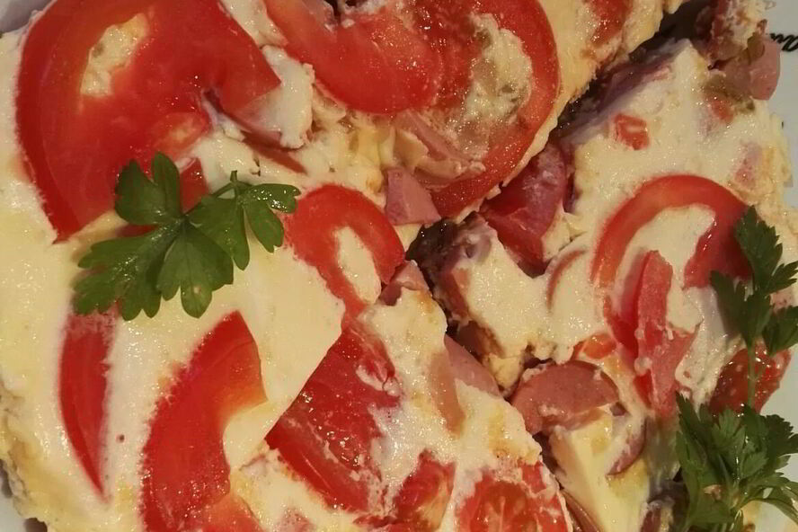 Рецепт простого омлета с сосисками и помидорами