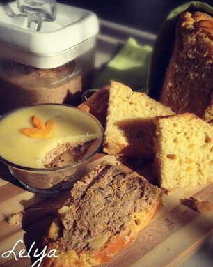 Паштет из куриной печени с тыквой и шампиньонами на тыквенном хлебе