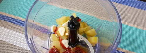 паштет из нута с вялеными томатами и маринованным огурчиком. Шаг 4