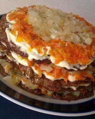 Печеночный торт с соленым огурцом