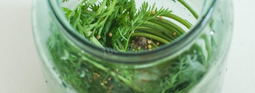 помидоры с морковной ботвой на литровую банку. Шаг 3