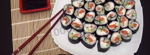 маки суши с лососем, сыром и огурцом. Шаг 13