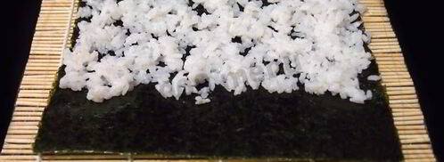 маки суши с лососем, сыром и огурцом. Шаг 7