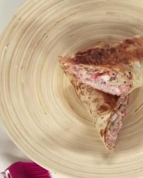 Ролл с креветками и клюквенным майонезом