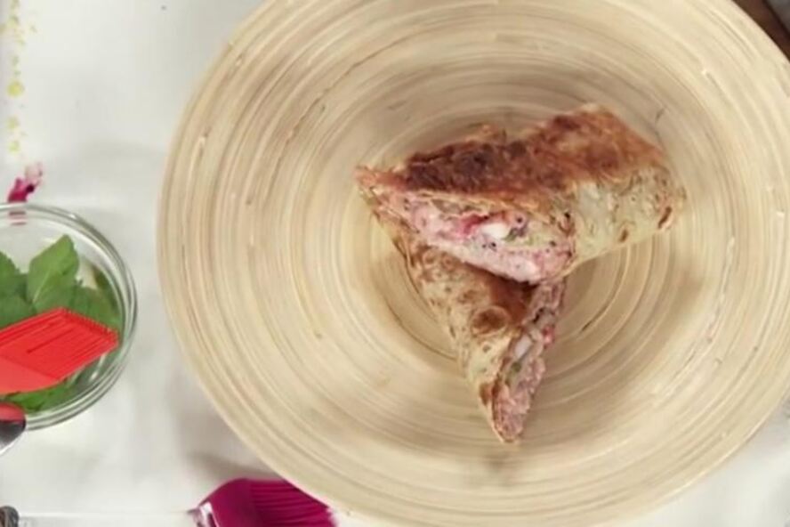 Рецепт ролла с креветками и клюквенным майонезом