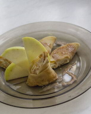 Роллы десертные с хурмой и яблоками в русском стиле