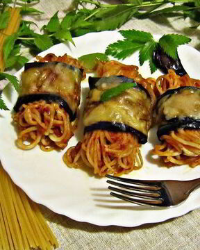Роллы из баклажанов со спагетти