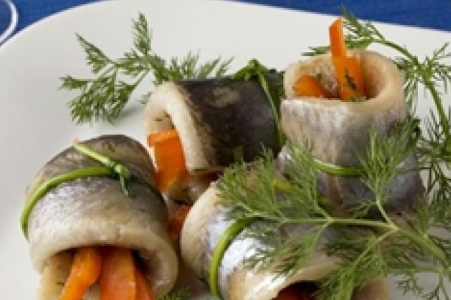 Рецепт роллов из селедки с овощами