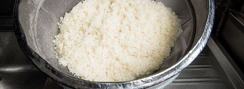 роллы калифорния с крабом. Шаг 3