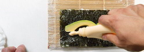 роллы калифорния с крабом. Шаг 7