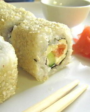 Роллы с лососем и сыром филадельфия