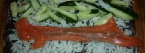 роллы с семгой и огурцом. Шаг 6