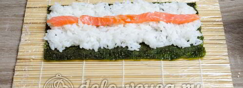 роллы с семгой сяке маки. Шаг 3