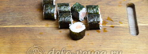 роллы с семгой сяке маки. Шаг 7